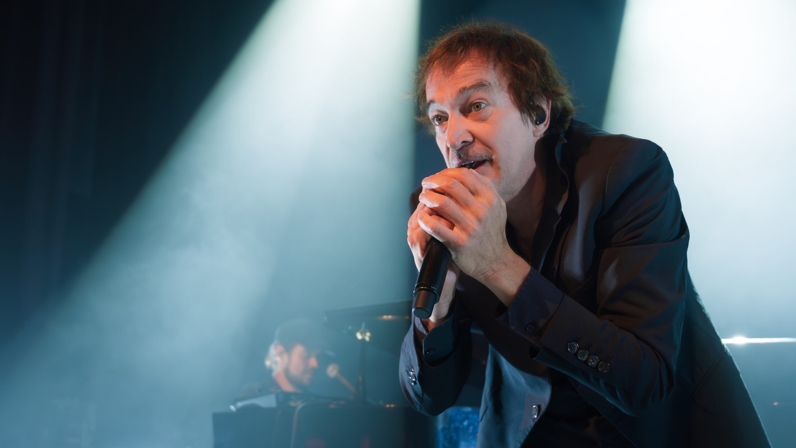 Cali French singer live photography during a Parisian concert starring right at the photographer - Minuit studios music concert imagery