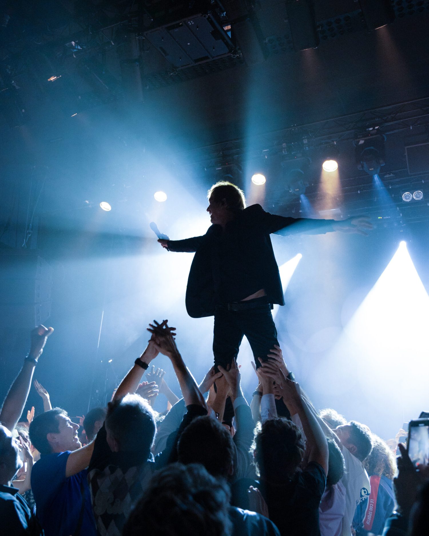 Minuit studio music photography – Energetic picture of Cali during his life performance in Paris Minuit studio music photography - Energetic picture of Cali during his life performance in Paris held by the crowd cheering for his songs - Picture by Minuit studios French photographer based in texas specialized in music concert imagery
