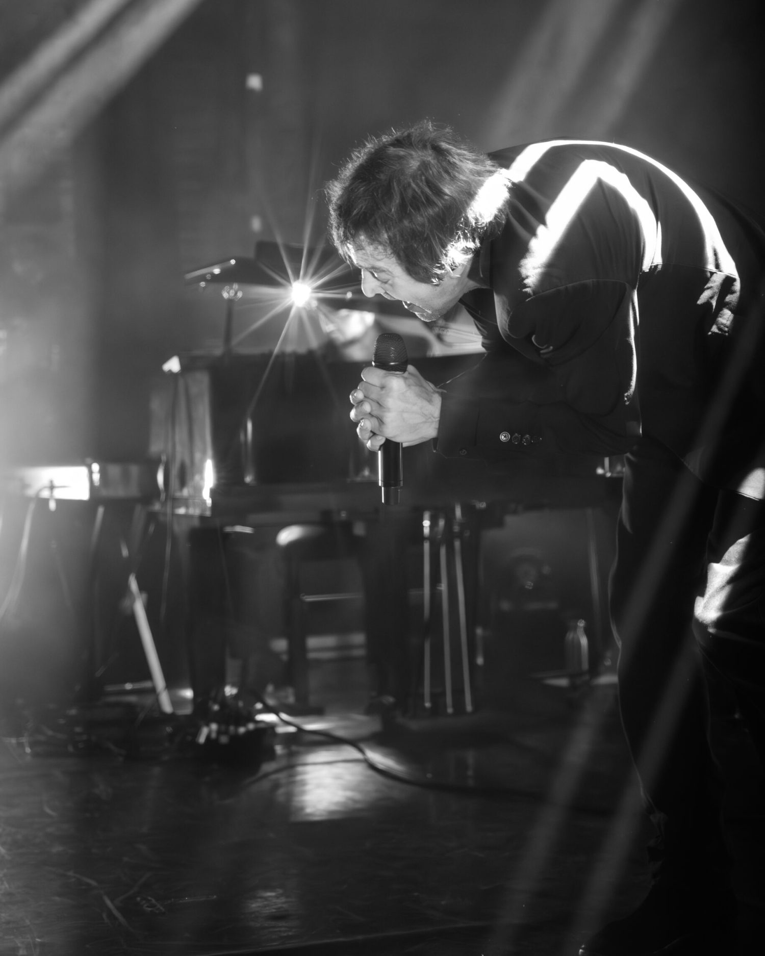 Cali Live performance in Paris by Minuit Studios Texas black and white energetic singing live performance inspired but the clash iconic picture